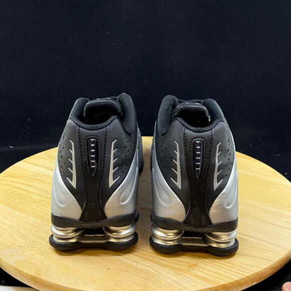 Nike Shox R4 Metallic Silver Black Sports Sneakers HQ1988-007 Mens Size 10.5